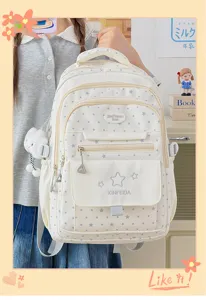 Detailansicht des niedlichen Studenten-Rucksacks mit Sternenmuster und Vordertaschen.
