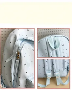 Vue rapprochée des détails du sac à dos bleu clair à pois montrant fermetures et nœuds.