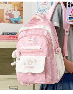Nahaufnahme des rosa-weißen Sternen-Rucksacks mit Vordertasche und feiner Stickerei.