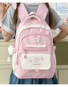 Detailaufnahme des süßen rosa Rucksacks mit Sternen und Punkten, der praktisch getragen wird.