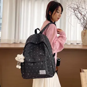 Sac à dos à pois noirs style japonais mignon avec pendentif nuage en peluche pour usage quotidien.