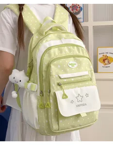 Grüner Schulrucksack mit Sternen-Print Detail, Freizeittasche mit Vordertasche und Wolkenanhänger.