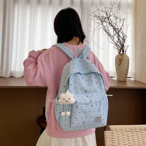 Charmant sac à dos bleu clair à pois avec un pendentif nuage peluche pour les études.