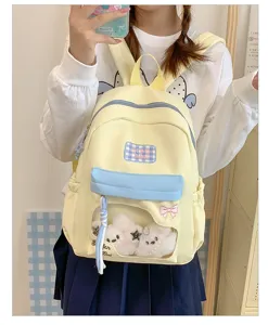 Pastellgelber Schulrucksack mit transparenter Fronttasche und niedlichen Plüschtieren für Schüler.