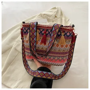 Nahaufnahme des gewebten Ethno-Shoppers mit bunten geometrischen Mustern und Quasten.