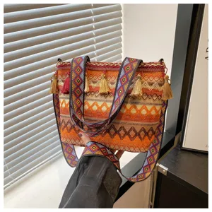 Ethische gewebte Tote Bag mit bunten geometrischen Trägern und Quasten für Damen im Alltag.