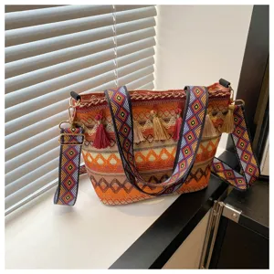 Gewebte Tasche im Ethno-Stil für Damen, große Umhängetasche mit geometrischem Gurt u. Quasten.
