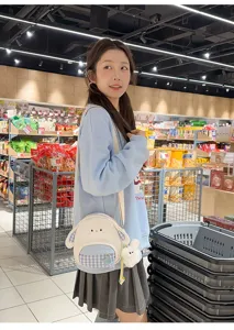 Süße Canvas Umhängetasche für Damen, süßer Campus Stil Cartoon Plüsch Anhänger Crossover Tasche.