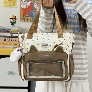 Primer plano de bolso de lona japonés con orejas de gato y bolsillo frontal transparente.