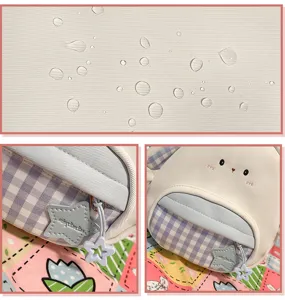 Süße koreanische Umhängetasche Detailansicht mit wasserdichtem Stoff und süßem Karo-Design.
