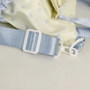 Primer plano de los detalles de la correa de la bolsa con hebilla de plástico blanca.
