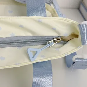 Detalle de bolso de clases estilo japonés, bonito patrón de estrella, correa.