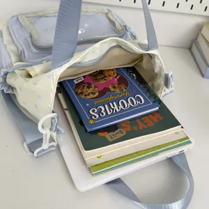 Vista detallada de la bolsa de lona para estudiantes de gran capacidad y estilo.