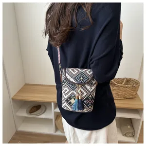 Böhmischer Ethno-Damen-Umhängetasche mit buntem Schulterriemen und eleganten blauen Quasten.