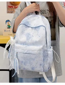 Zaino casual da studente azzurro chiaro con motivo a stelle e bellissimo ciondolo in pizzo.