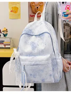 Vista dettagliata di uno zaino casual scolastico azzurro con stampa di stelle e decoro in pizzo.