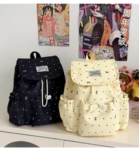 Detailansicht des japanischen Studenten-Kleinrucksacks mit Pünktchen- und Schleifenmuster.