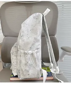 Vista dettagliata dello zaino casual grigio con motivo a stelle che mostra struttura e tasca.