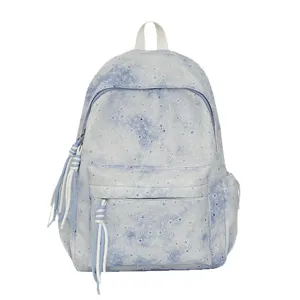 Zaino blu con stampa di stelle per la scuola e viaggi quotidiani con tasca frontale.