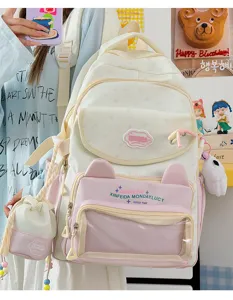 Detailansicht des süßen Katzenohren-Rucksacks, transparente Vordertasche mit Anhängern.