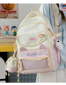 Detailansicht des niedlichen Katzenohren-Ita-Rucksacks mit transparenter Tasche in Rosa.