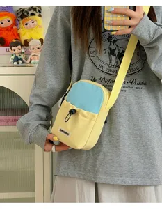 Bolso cruzado minimalista de moda, diseño bicolor fresco para el transporte diario.