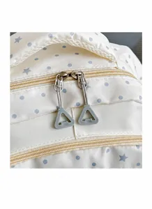 Nahaufnahme des niedlichen Rucksack-Reißverschlusses mit Sternenmuster und weichem Stoff.