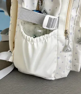 Nahaufnahme der praktischen Seitentasche an einem süßen Studentenrucksack mit Sternenmuster.