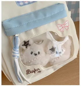 Süßes Schüler Rucksack Detail mit Klarsichtfach, Plüschtier Deko und süßer Schleifenstickerei.