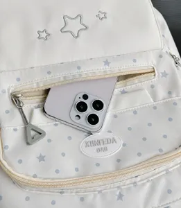 Detaillierte Nahaufnahme der vorderen Reißverschlusstasche des süßen Rucksacks.