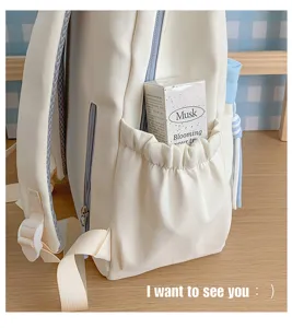 Frischer farbblockisierter Studenten-Rucksack Detailansicht mit Seitentasche und Design.