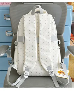 Detailansicht des süßen Studenten-Rucksacks mit Sternenmuster und verstellbaren Riemen.