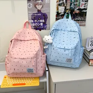 Détail de sac à dos kawaii à pois, cartable léger et stylé avec pendentif nuage duveteux mignon.