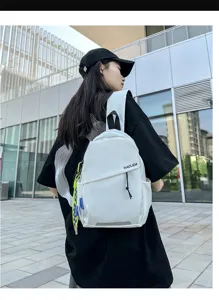 Petit sac a dos bandouliere blanc leger, sac depoitrine de loisirs pour le sport et voyage.