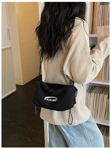 Borsa a tracolla nera in nylon stile dumpling giapponese, leggera per lavoro e tempo libero.