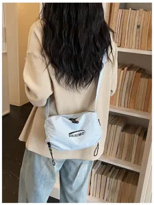 Dettaglio borsa a tracolla in nylon casual, borsa leggera e pratica per tutti i giorni.