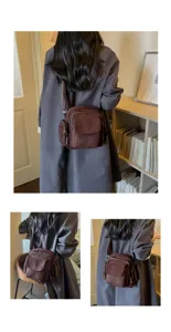 Sac bandoulière en velours côtelé, sac à épaule marron décontracté et pratique.