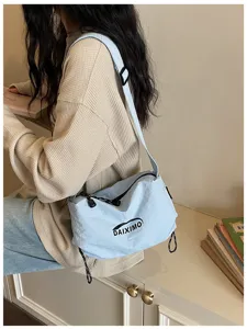 Vista dettagliata della borsa a tracolla leggera in nylon azzurro, stile commuter casual.
