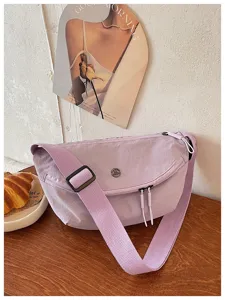 Solid color lightweight commuter dumpling bag for women, casual crossbody shoulder bag.