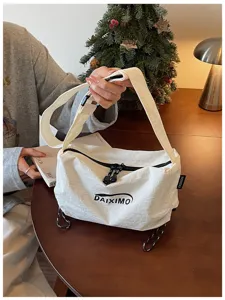 Dettaglio borsa a tracolla casual in nylon bianco, leggera borsa da spalla quotidiana donna.