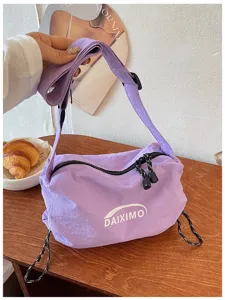 Borsa a tracolla in nylon viola, leggera e casual, perfetta per l'uso quotidiano e il commuting.
