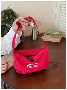 Dettaglio borsa a tracolla in nylon rosso, borsa dumpling casual da lavoro con zip regolabile.