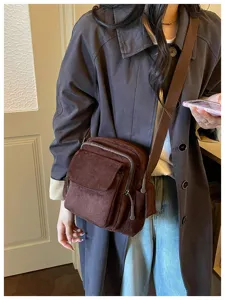 Sac bandoulière marron style coréen décontracté avec de nombreuses poches pratiques.