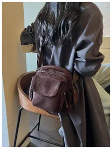 Sac bandoulière marron en suédine style coréen avec poches multiples pour femmes.