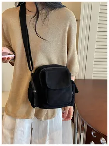Sac bandoulière noir multi-couches vue de détail, sac de messager simple et décontracté.