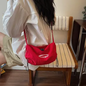 Borsa a tracolla dumpling in nylon rosso da donna, borsa a spalla leggera e casual per uso quotidiano.