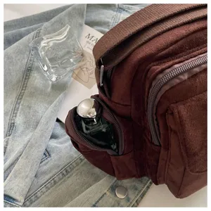 Sac messenger multi-poches en suine marron sac a bandouliere decontracte vue detaillee.