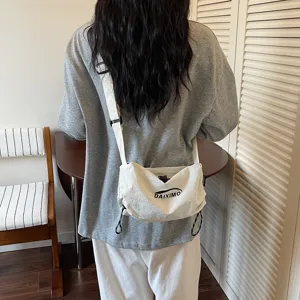 Borsa a tracolla dumpling in nylon da donna, borsa casual leggera con spallina regolabile.