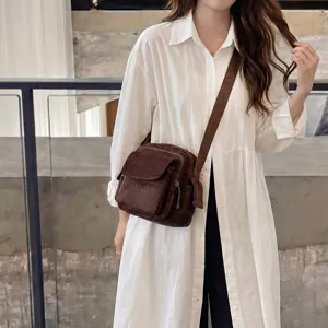 Sac bandoulière marron en suédine style coréen simple avec plusieurs poches pratiques.