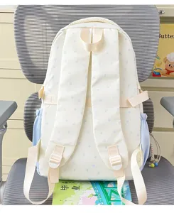 Detailansicht des niedlichen Studentenrucksacks mit weißem Stoff und blauen Sternen.